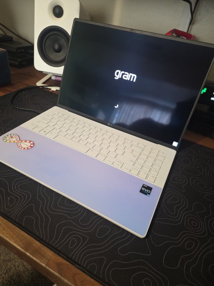 LG gram 16in 3K OLED, I7-13th Gen, Windows 11 Home, 32GB RAM, 1TB SSD, Iridescent White