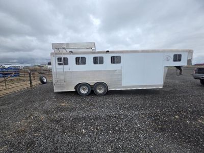 2002 sooner 4 horse with dressing room