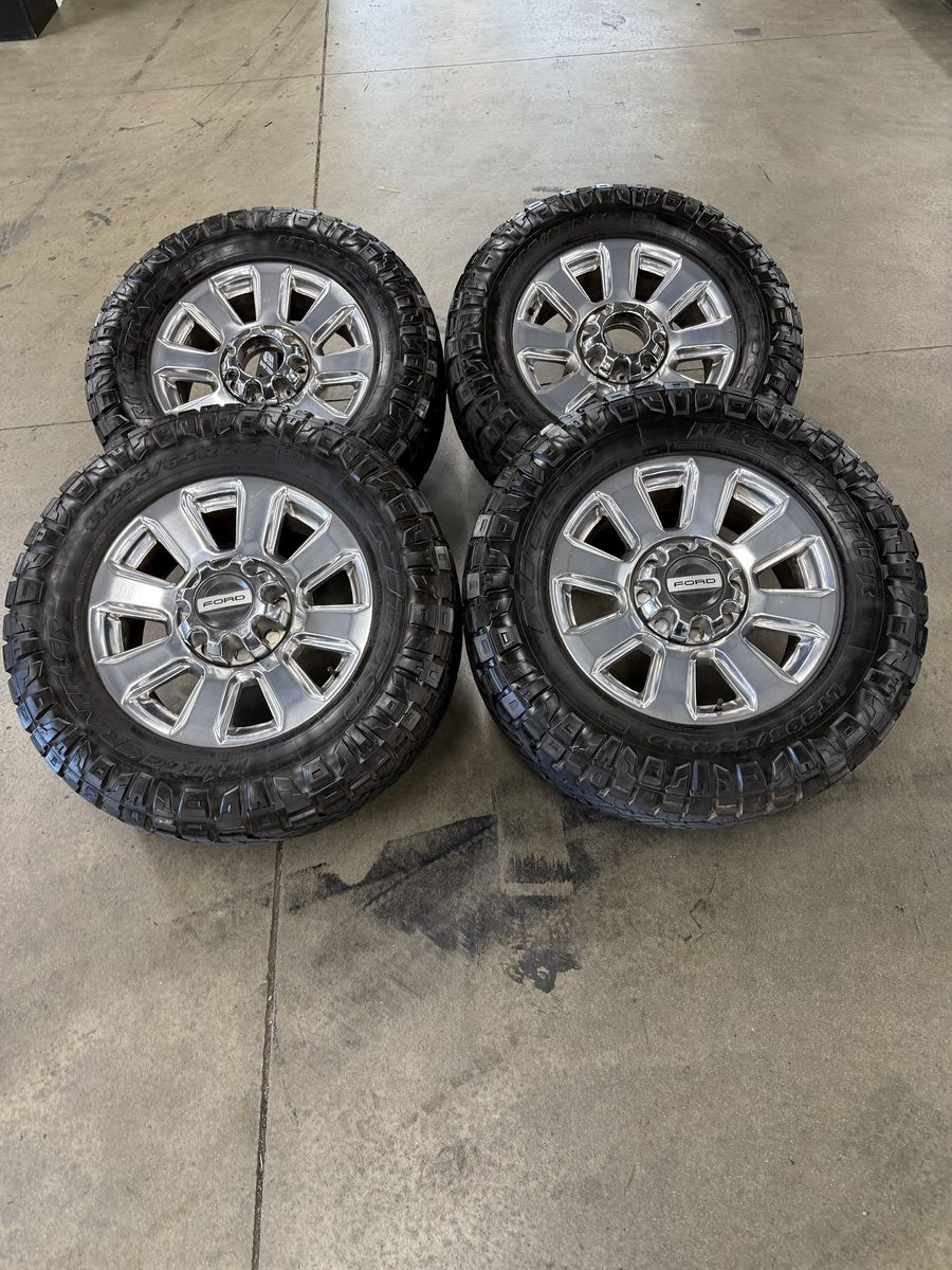 LIKE NEW 2022 f350 platinum OEM 20in/ 295/65/20 nittos