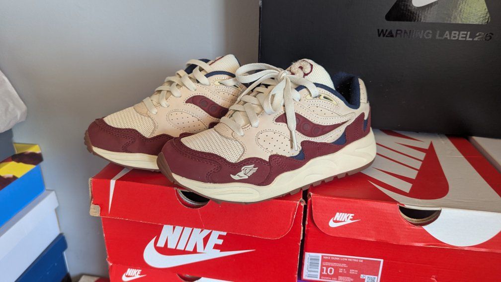 saucony grid shadow2 
varsity Letterman's shoe. S Chanel patch on the tongue.6.5 womens