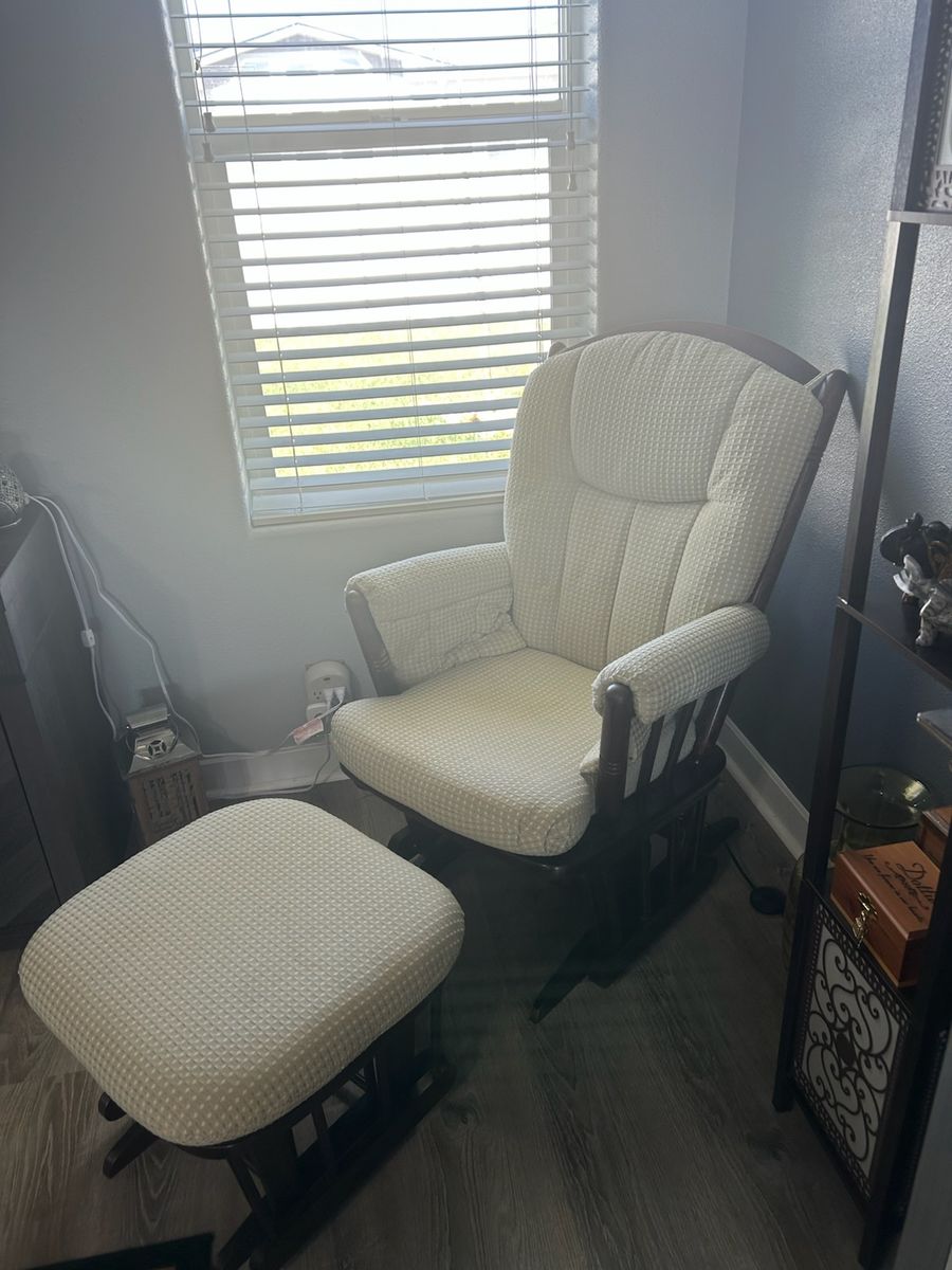 Comfortable Glider Rocker Chair with Ottoman - Perfect for Nursery or Living Room