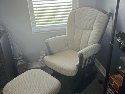 Comfortable Glider Rocker Chair with Ottoman - Perfect for Nursery or Living Room
