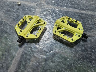 Stamp flat pedals