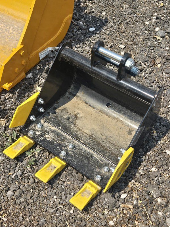 NEW IRanch 16" Mini Excavator Bucket with Replacable Teeth (1-2 Chinese Mini-Ex)