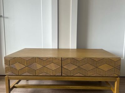 Coffee table w/ drawers