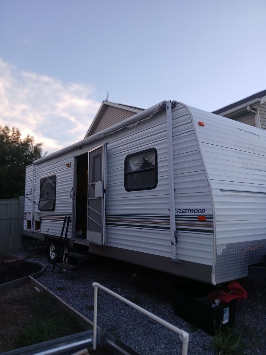 2005 Fleedwood Mallard 27 ft. Camper Trailer and Accessories