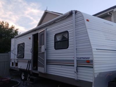 2005 Fleedwood Mallard 27 ft. Camper Trailer and Accessories