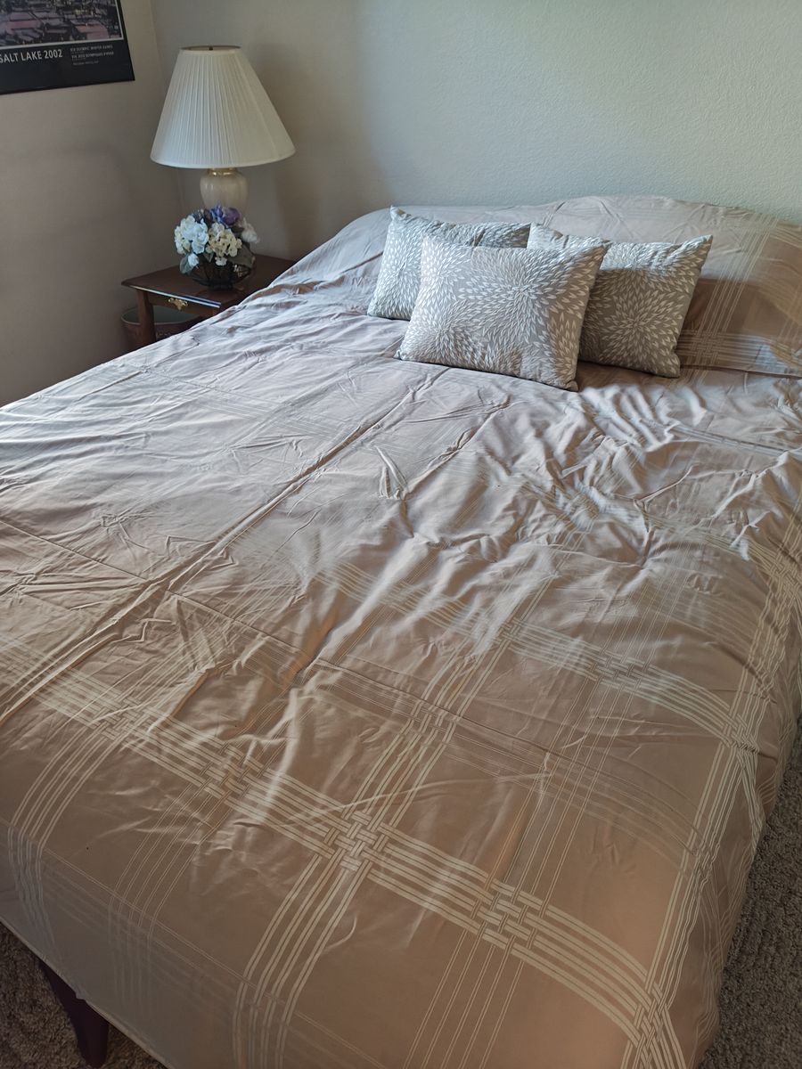 Queen Bedroom Set - Bed, Dresser & Two Nightstands