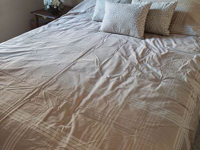 Queen Bedroom Set - Bed, Dresser & Two Nightstands