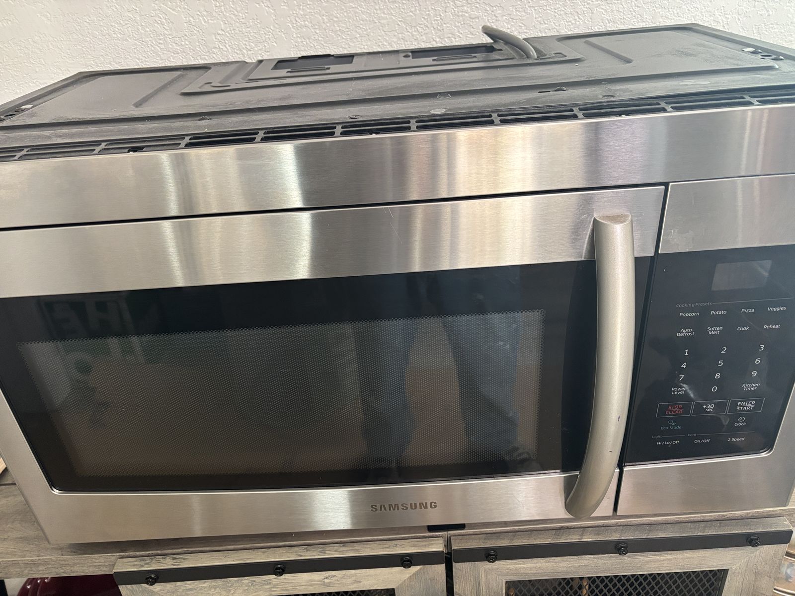 @+ Microwave Samsung Stainless Steel Above Stove in Great Working Condition