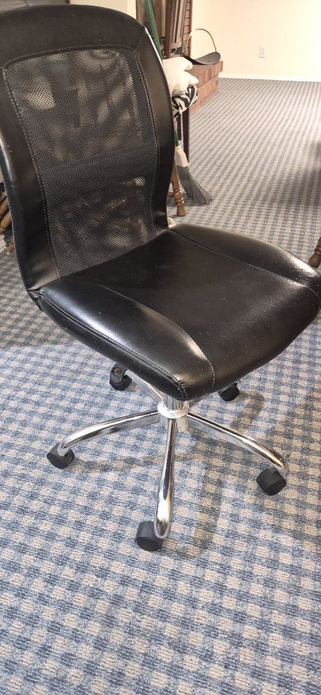 Black Mesh & Leatherette Armless Office Chair with Chrome Star Base