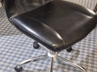 Black Mesh & Leatherette Armless Office Chair with Chrome Star Base