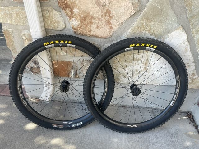 Various carbon wheelsets (ENVE, Derby, Mercury, NOX, Roval)
