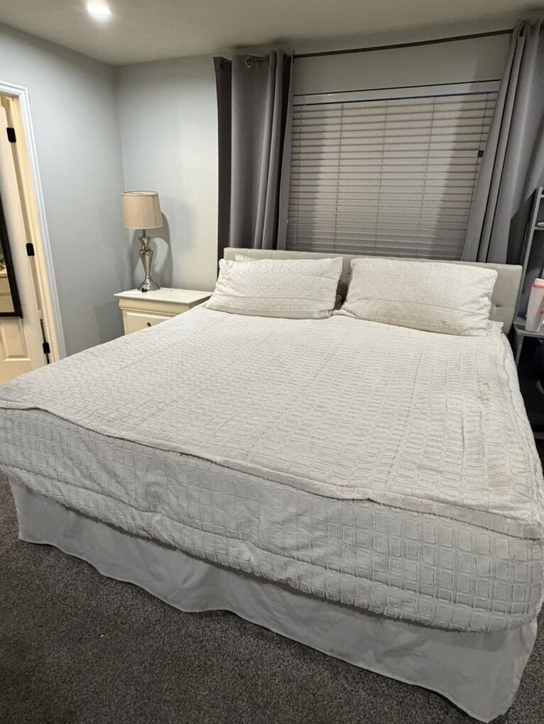 King Size Beddys And/Or Bedframe