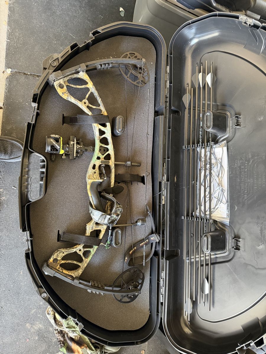 Hoyt Bow with Case and Arrows - Camouflage Compound Bow Hunting Package