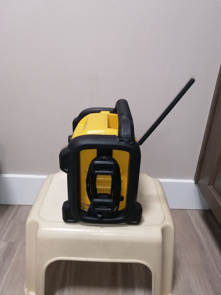 DEWALT DCR018 Jobsite Radio – Excellent Condition like new