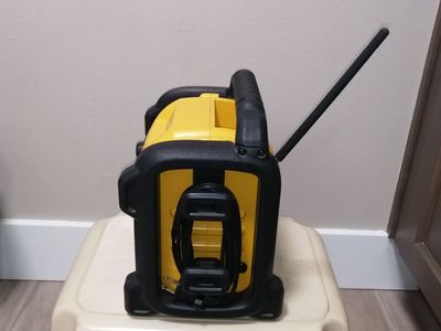 DEWALT DCR018 Jobsite Radio – Excellent Condition like new