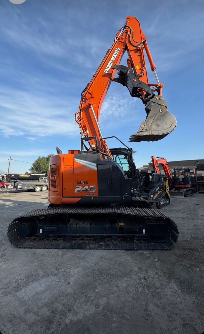 Hitachi 245 Excavator Rental – Heavy Construction Equipment - Reduced Tail 25 Ton