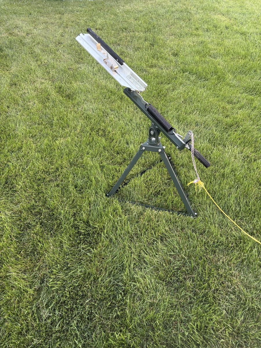 Manual Clay Pigeon Trap Thrower with Folding Tripod Base