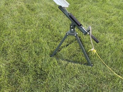 Manual Clay Pigeon Trap Thrower with Folding Tripod Base
