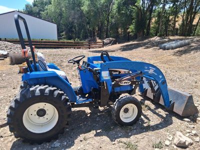 New Holland TC30 4x4 Tractor Front Loader