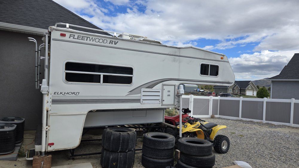 2001 Elkhorn M-9 T Truck Camper