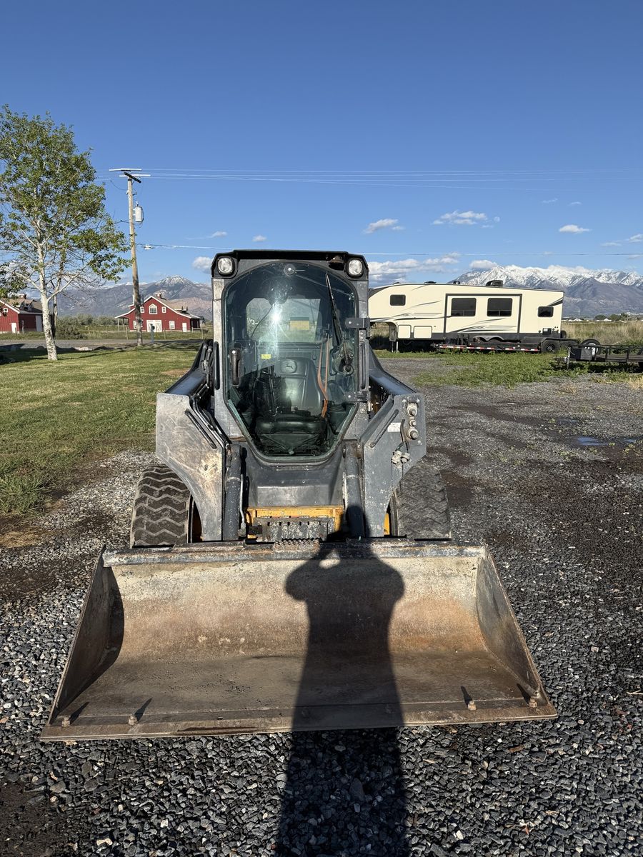 2018 John Deere 320 E skid steer
