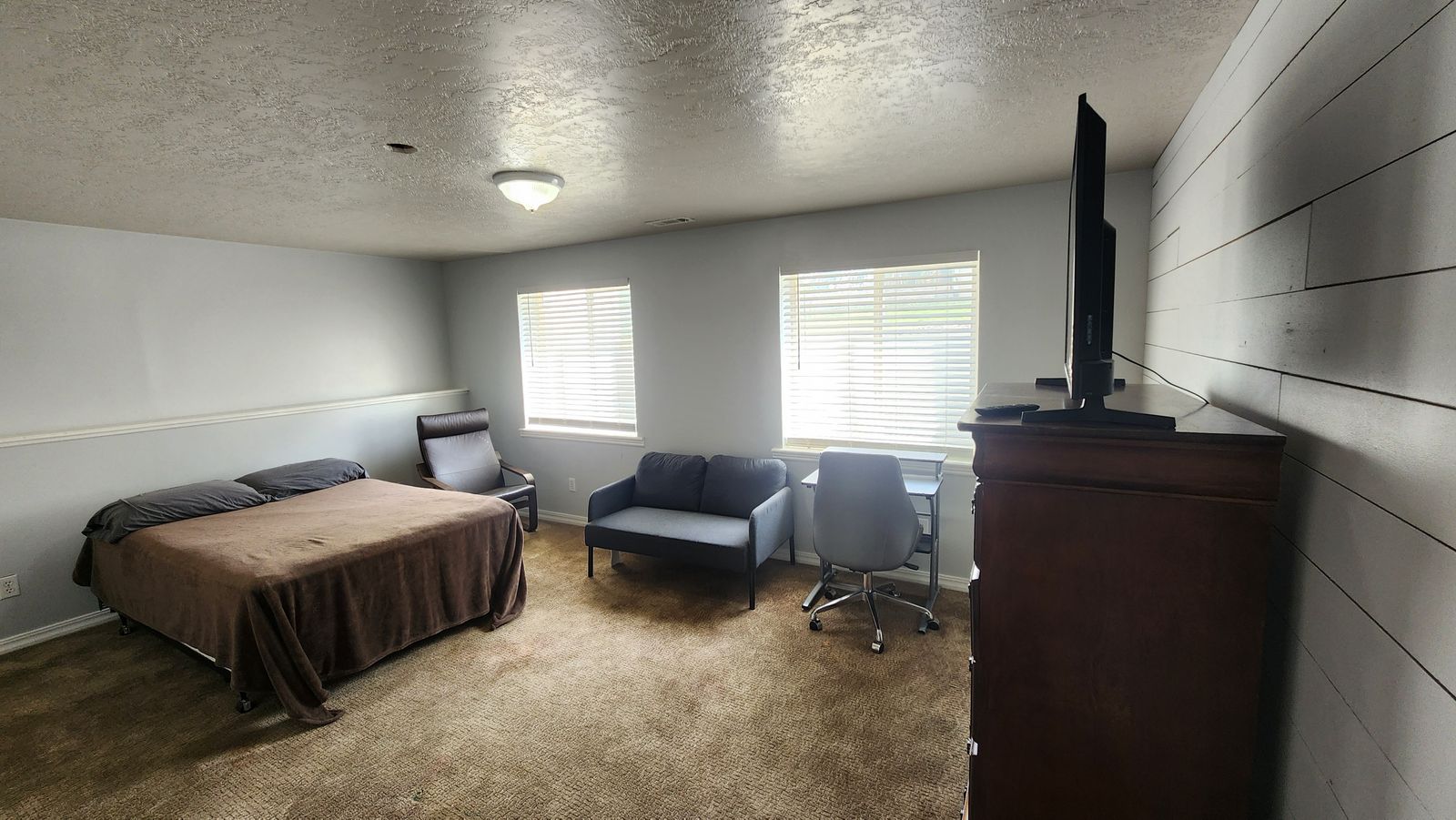 Private basement bedroom 