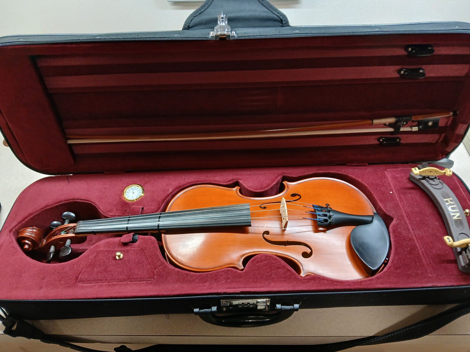 Gliga Violin with Hard Case, Bow, and Kun Shoulder Rest, 4/4 size