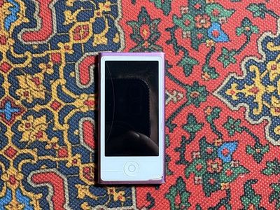 Apple iPod Nano 7th Gen 16GB Purple Portable Media Player - Cracked Screen