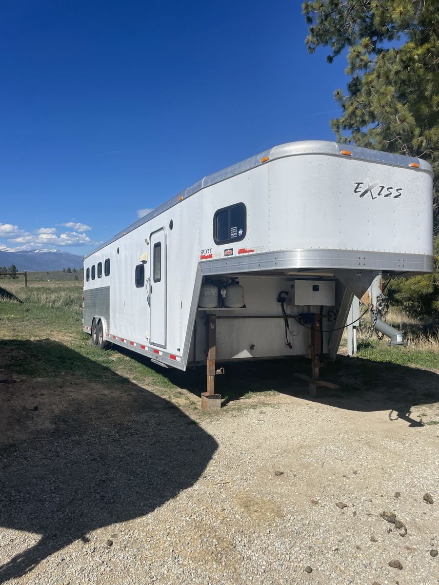 2007 4 Horse Exiss With Living Quarters