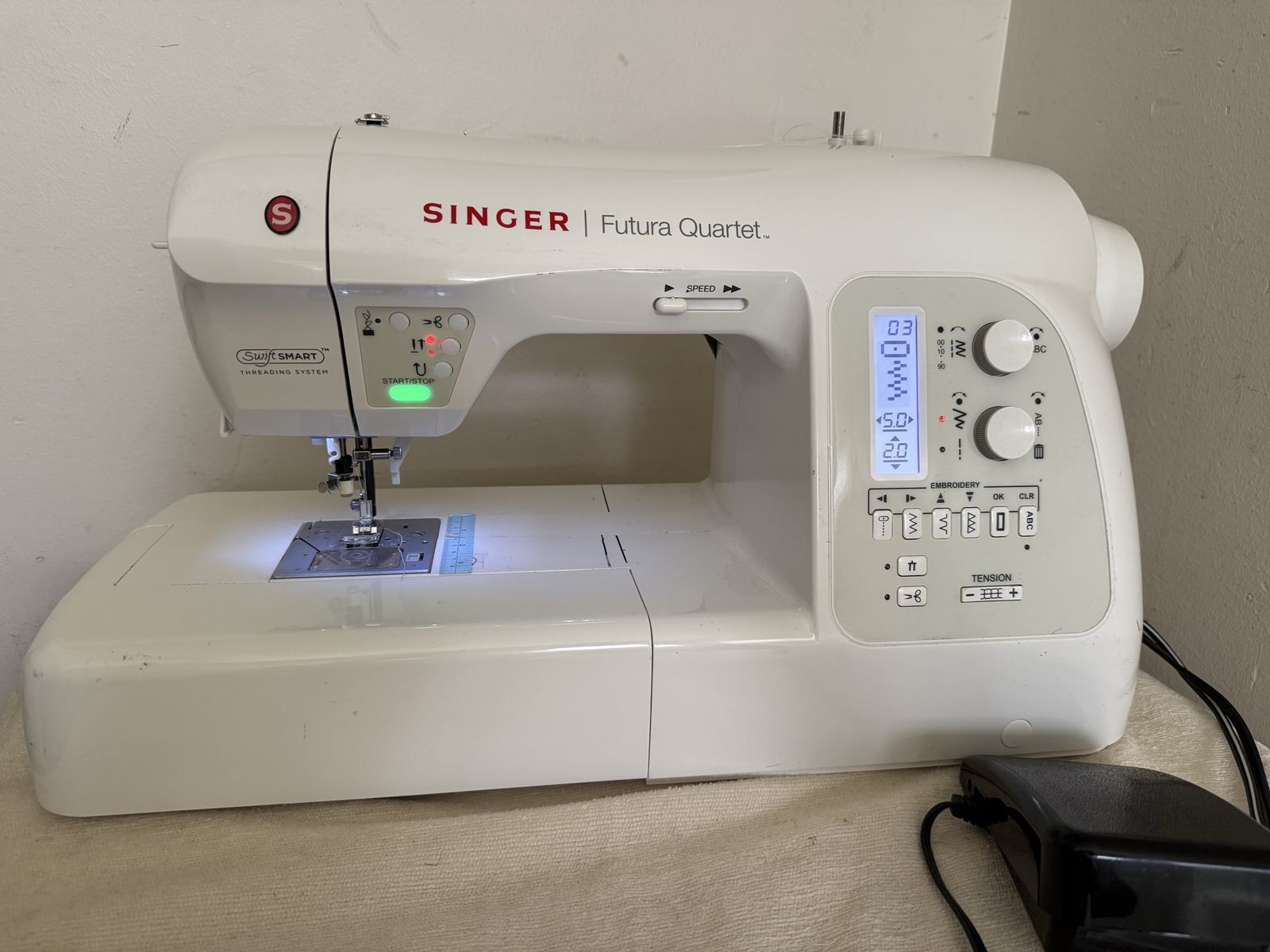 Singer Futura Quartet SEQS-6700 Embroidery/Sewing Machine