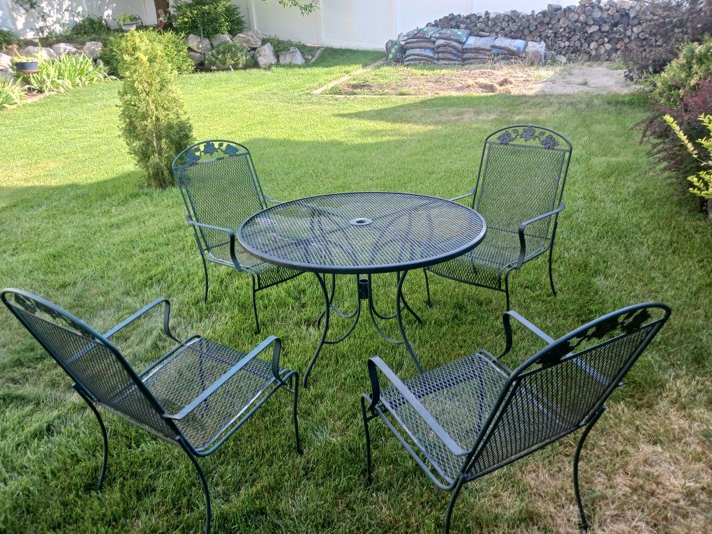 Vintage Metal Patio Dining Set - 1 Round Table & 4 Chairs, Green Finish