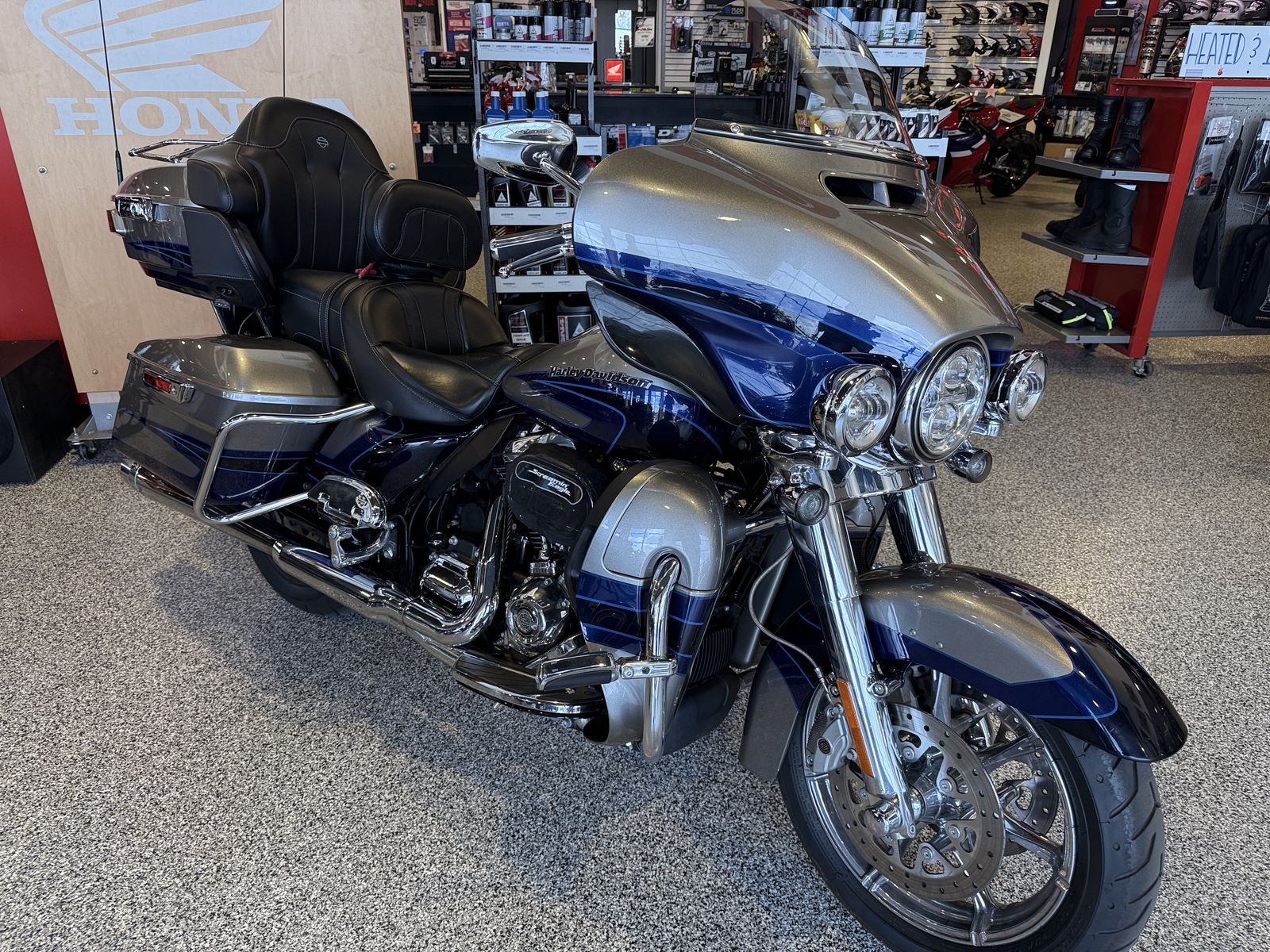 2017 Harley-Davidson CVO Ultra Limited – Silver & Blue – 13,000 Miles – Pure Luxury Touring – $19,499