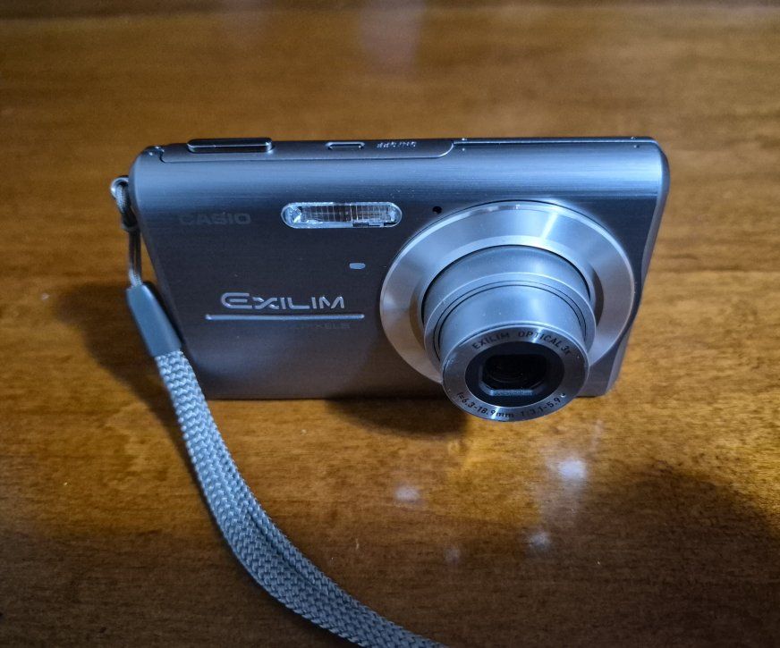 Vintage Casio Exilim EX-Z75 Camera 7.2MP 3x Opt Zoom W/ Charger & 2 Batteries.Tested/Works. Good Condition!