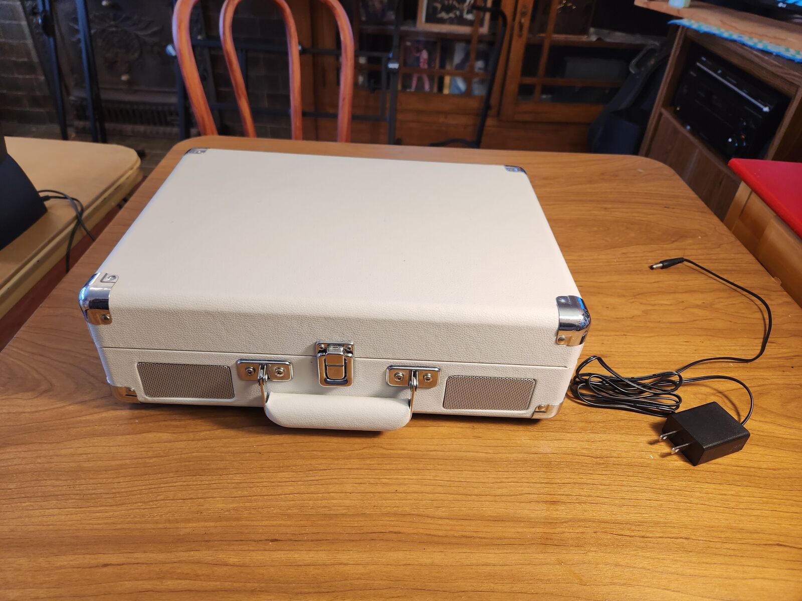 White Crosley Suitcase record turntable with Bluetooth and auxilliary in. Works great and sounds great.