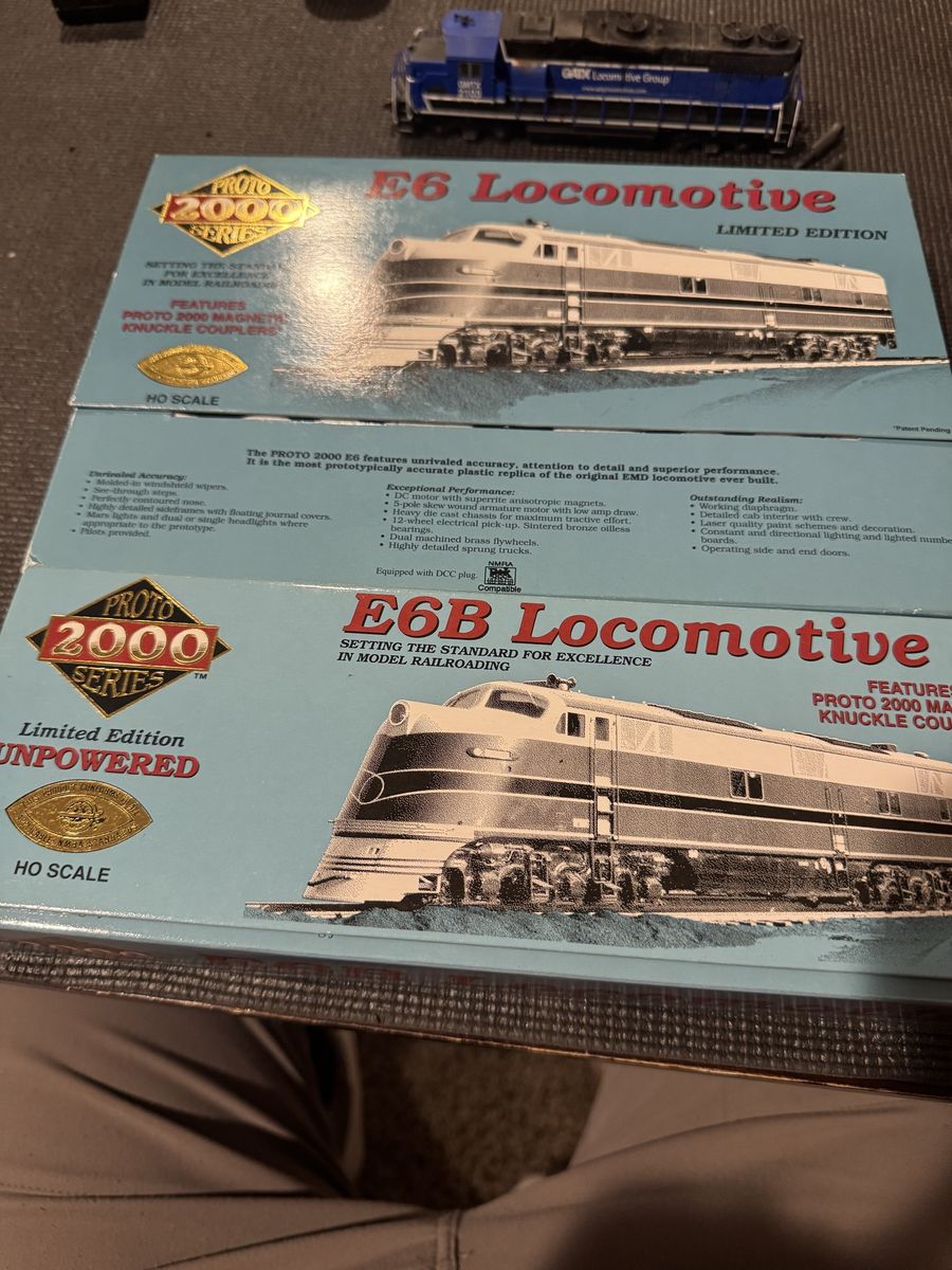 Proto2000 DCC E6 locomotive w/unpowered B unit