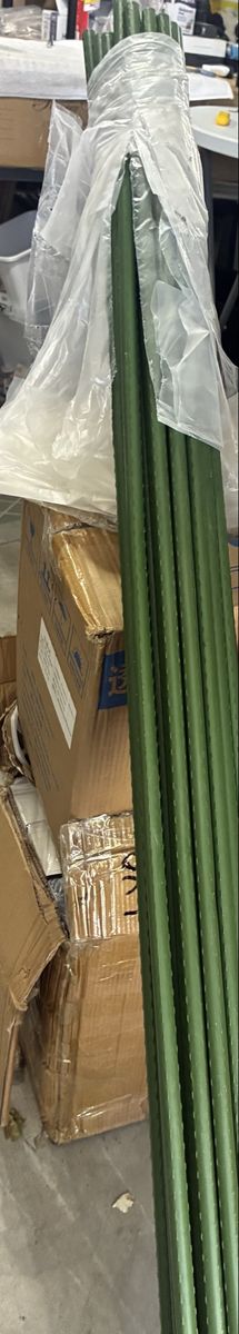 Pack 25 of 7’ plastic plant stakes