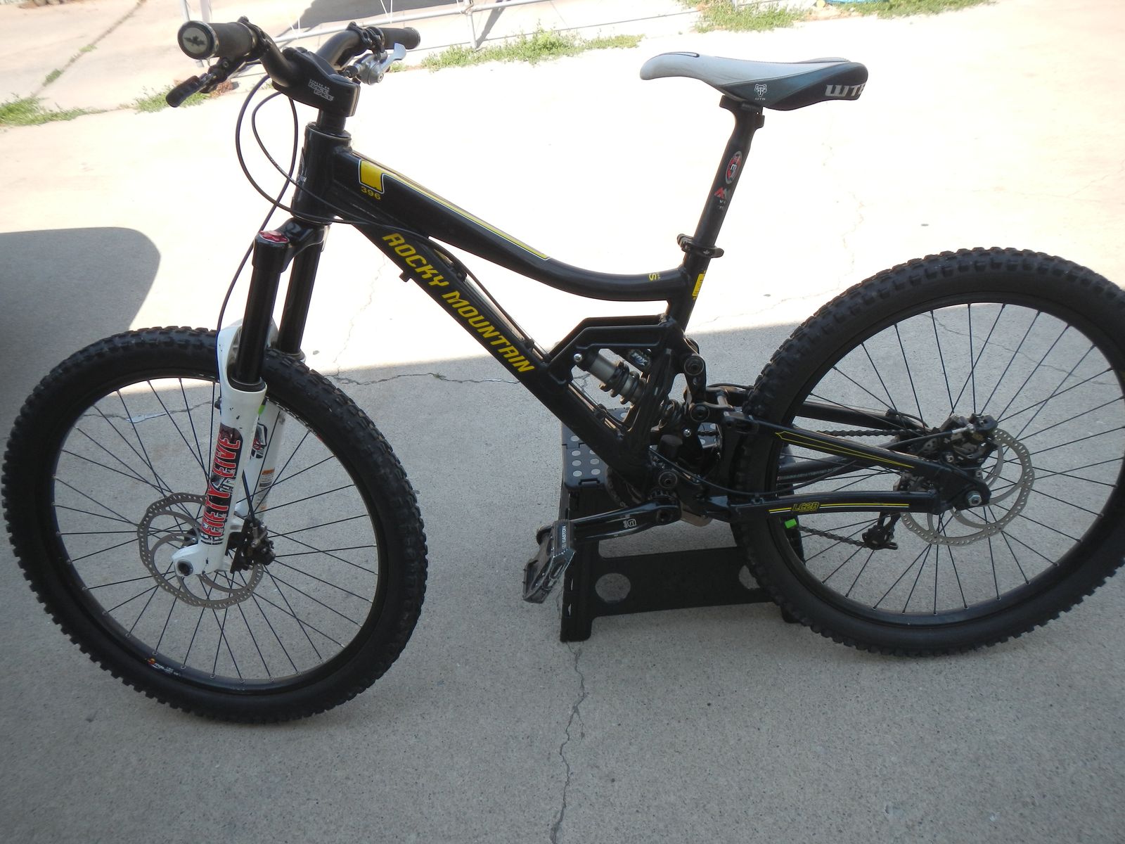 MOUNTAIN BIKE