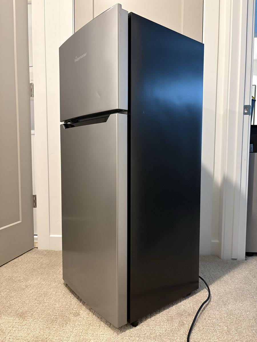 Fridgemaster Compact Refrigerator with Top Freezer