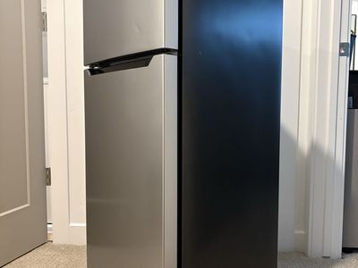 Fridgemaster Compact Refrigerator with Top Freezer