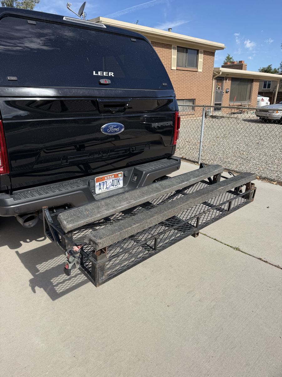 Standup jet ski tow hitch rack