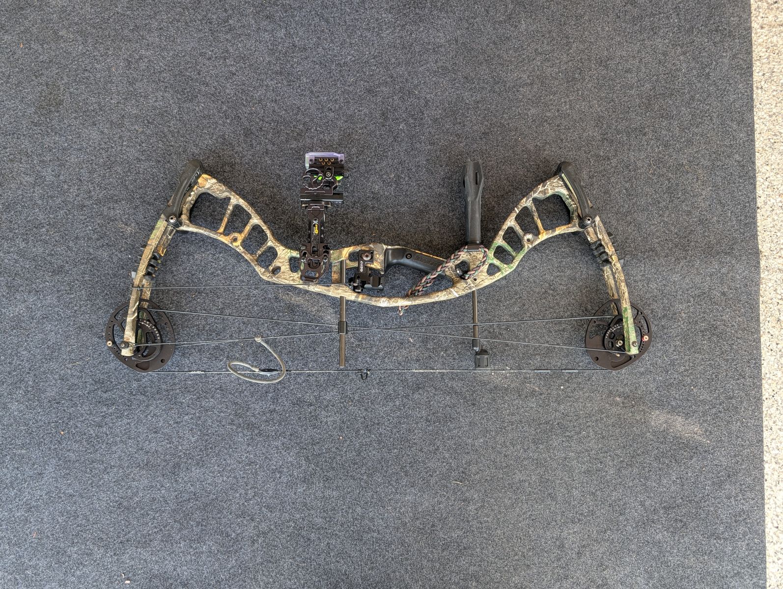 Hoyt Powermax 70lb RH Compound Bow Package w/ Black Gold Sight, Tight Spot Quiver, Vapor Trail Rest & Case