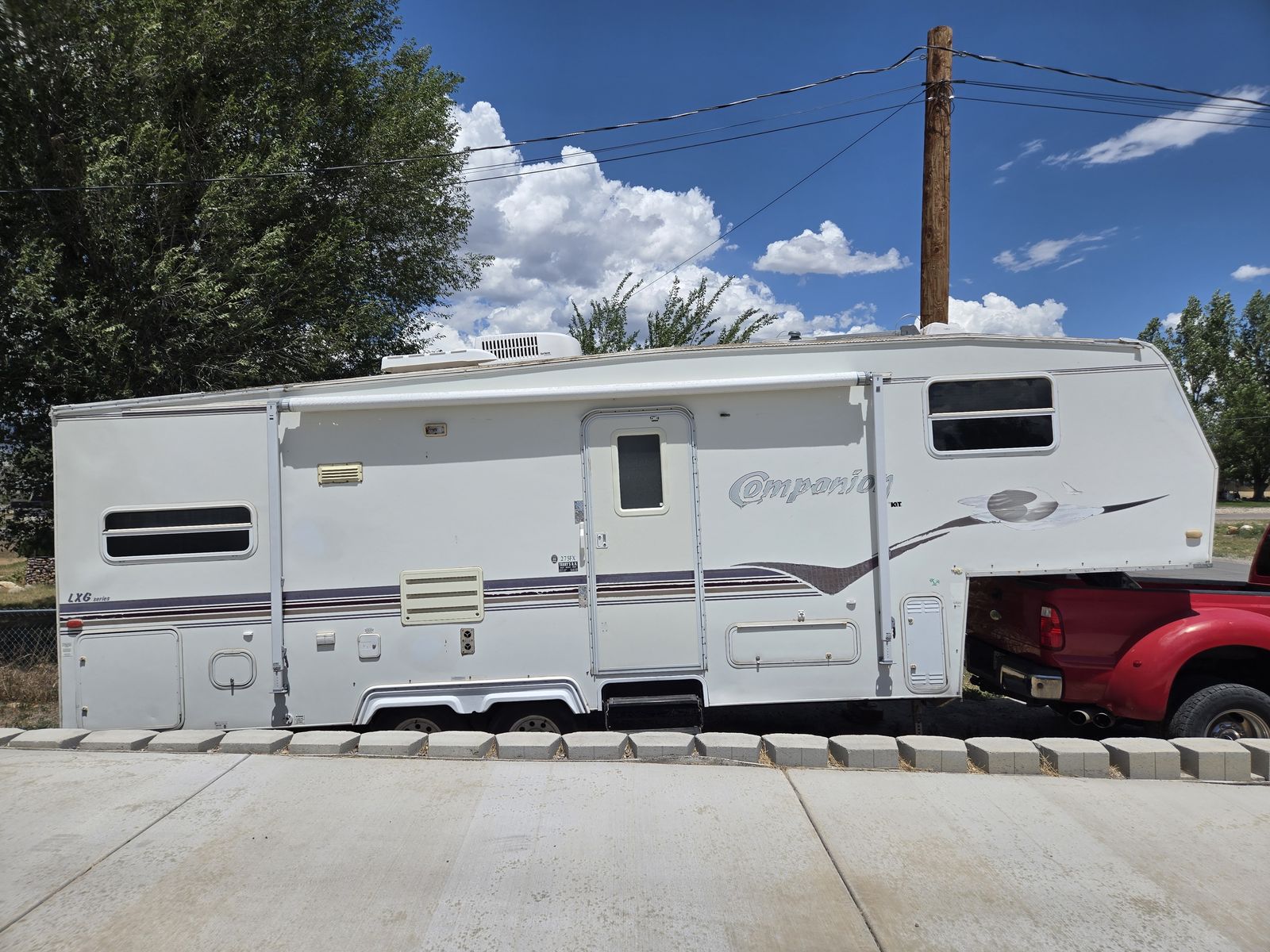 For Sale: 2000 Kit Companion 275FX 5th Wheel Trailer – Excellent Condition, Ready to Roll!