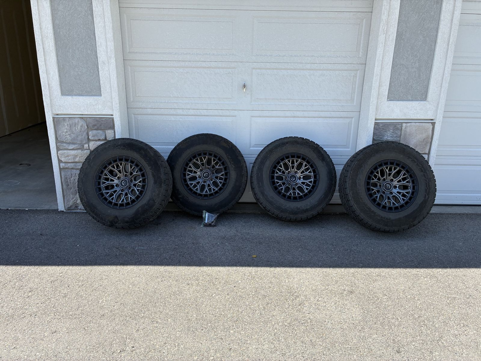 Fuel Wheels & Toyo AT3 Tires