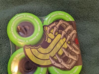 Skateboard powell peralta wheels