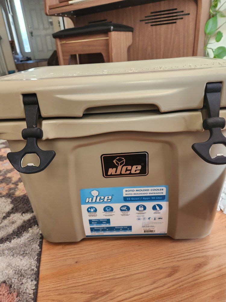 Nice Roto-Molded Cooler 22 Quart / 20 Liter - Tan