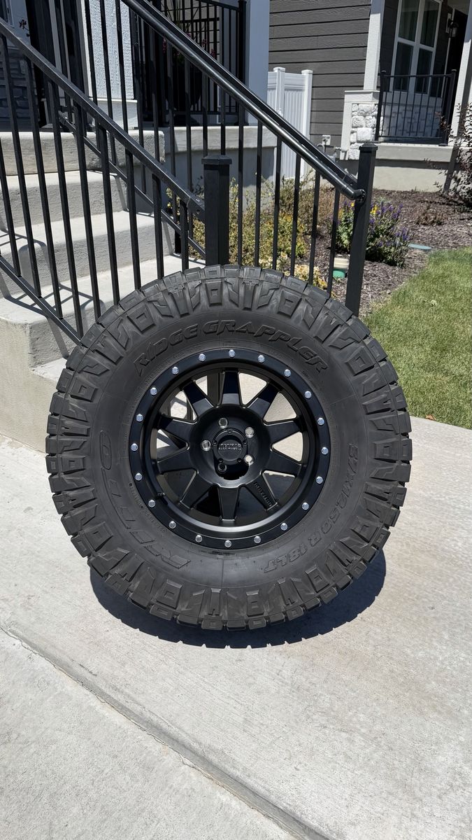 Jeep Gladiator Wrangler Rims and Tires 37/12.50R18 Nitto Ridge Grappler Load E Like new