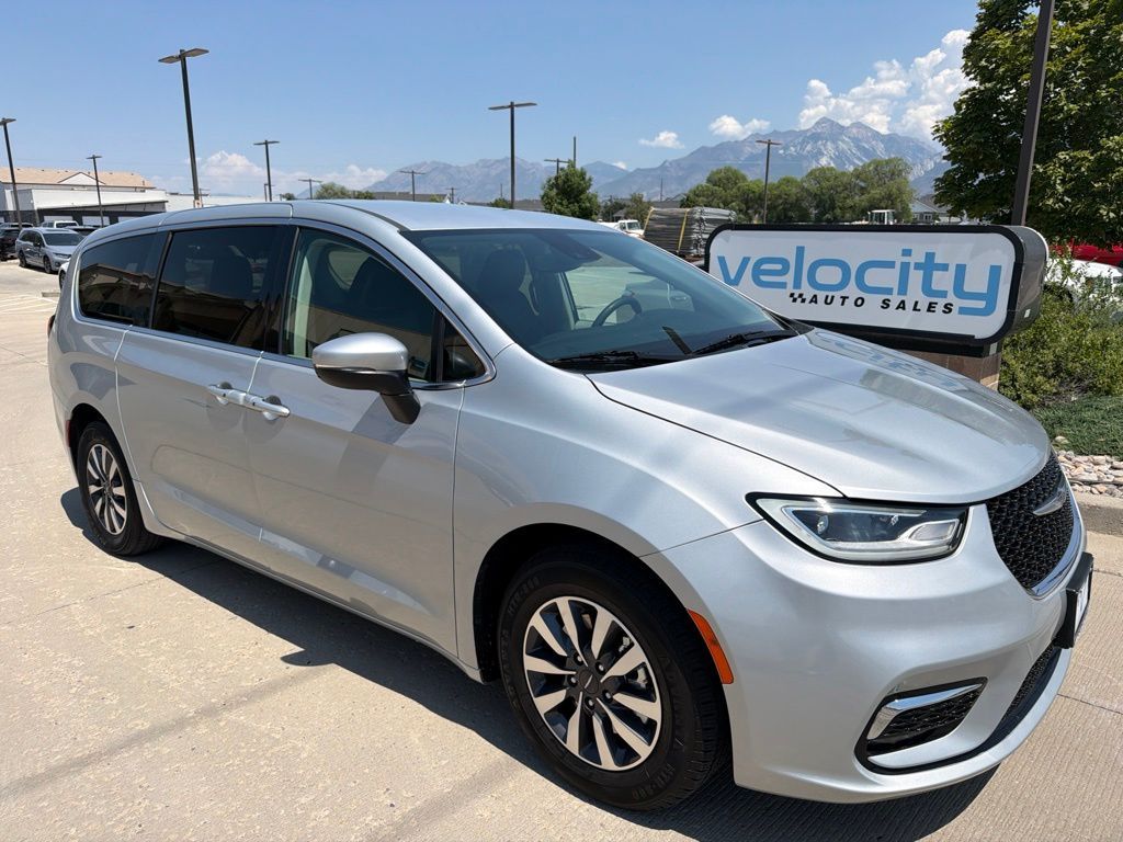 2023 Chrysler Pacifica Plug-In Hybrid Touring L