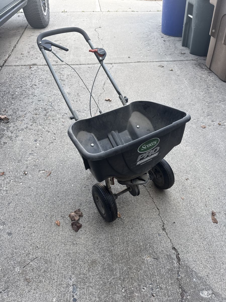 Scotts Pro Edgeguard Broadcast Spreader